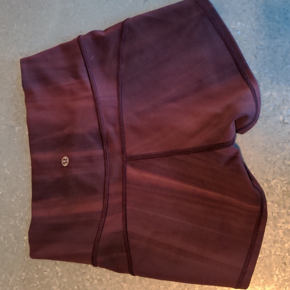 Lululemon In Movement Short 2.5" Size 4 Everlux - Marble Garnet Maroon - Picture 2 of 3